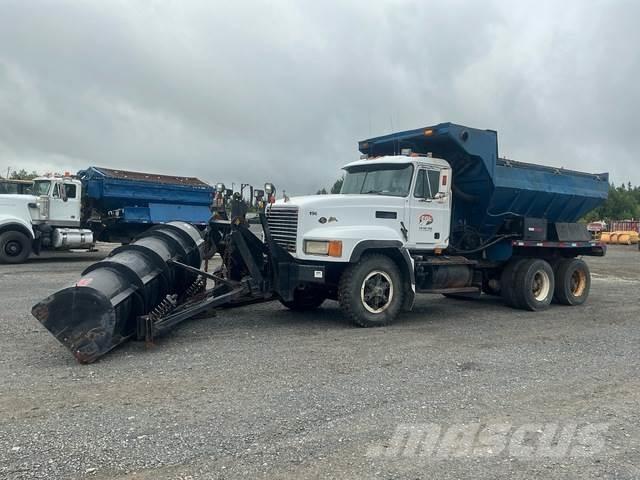 Mack CL713 Sneeuwschuivers en -ploegen