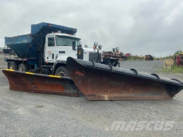Mack CL713 Sneeuwschuivers en -ploegen