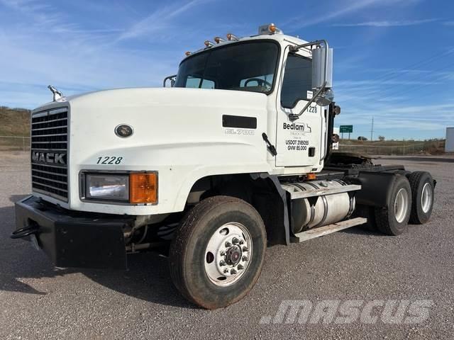 Mack CL733 Trekkers