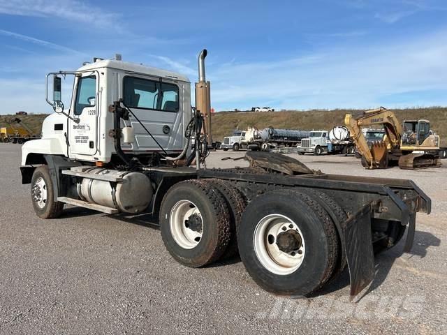 Mack CL733 Trekkers