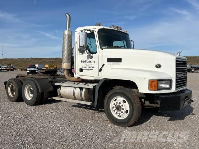 Mack CL733 Trekkers