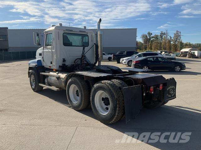 Mack CL753 Trekkers