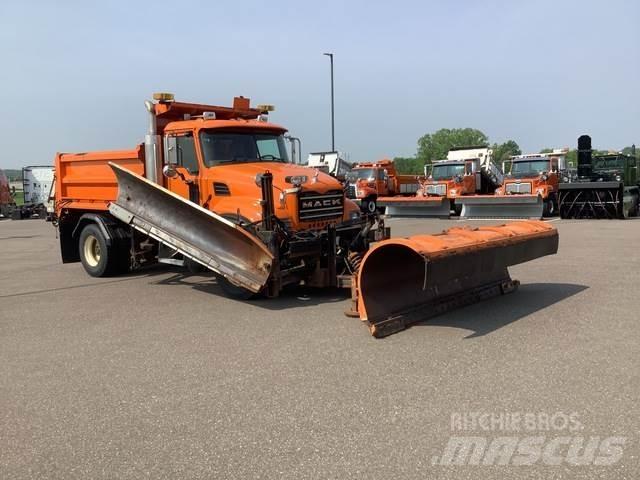 Mack CV700 Sneeuwschuivers en -ploegen