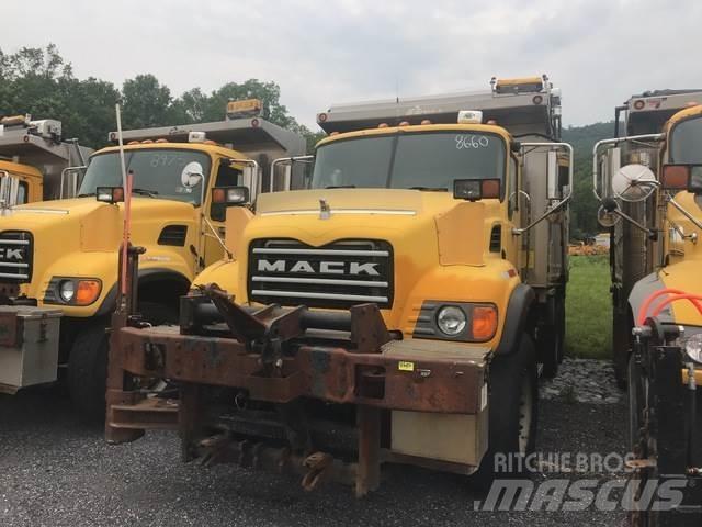 Mack CV700 Sneeuwschuivers en -ploegen