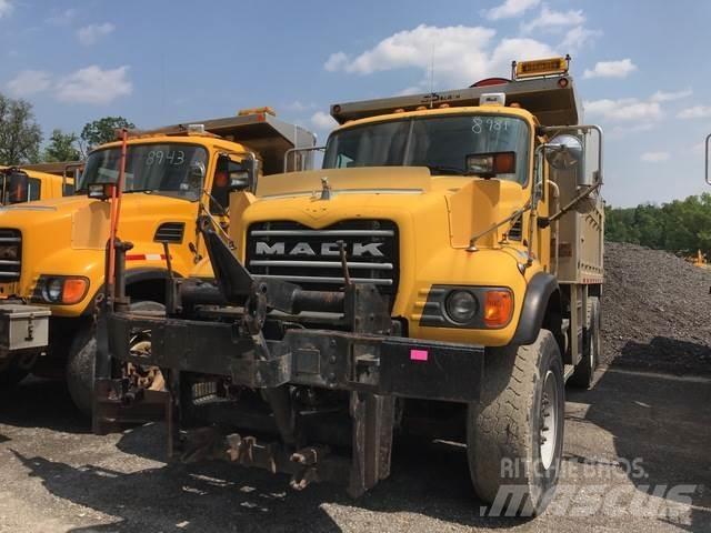 Mack CV700 Sneeuwschuivers en -ploegen