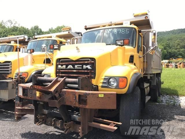 Mack CV700 Sneeuwschuivers en -ploegen