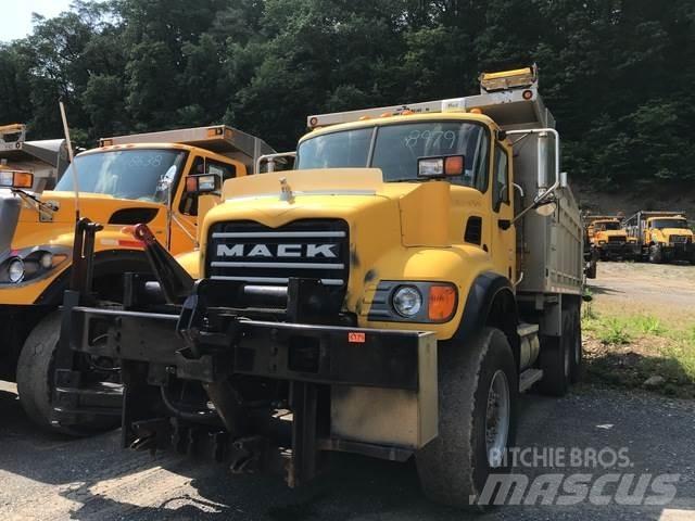 Mack CV713 Sneeuwschuivers en -ploegen