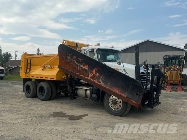 Mack CV713 Sneeuwschuivers en -ploegen