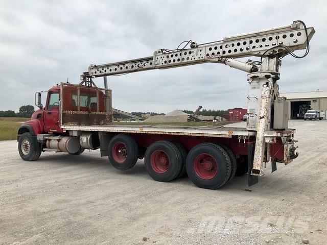 Mack CV713 Anders