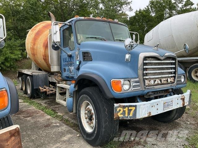 Mack CV713 Anders