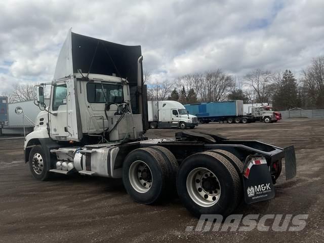Mack CXU613 Trekkers