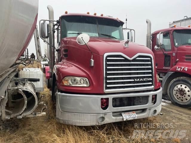 Mack CXU613 Trekkers