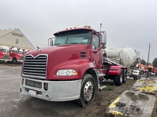 Mack CXU613 Trekkers