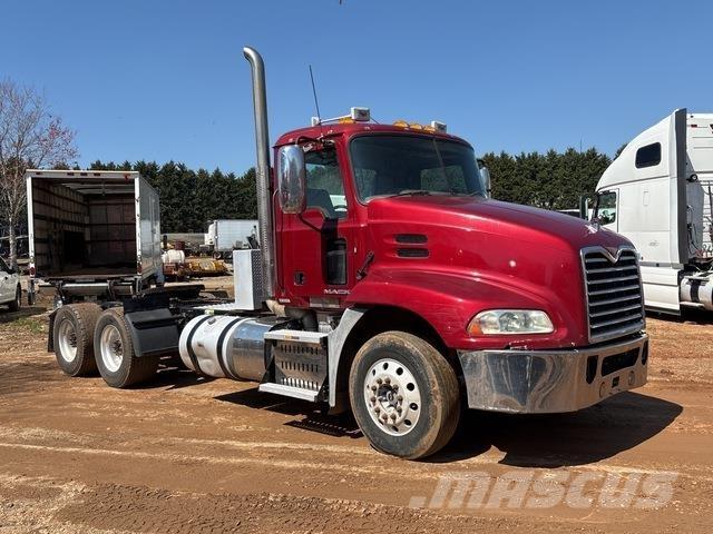 Mack CXU613 Trekkers
