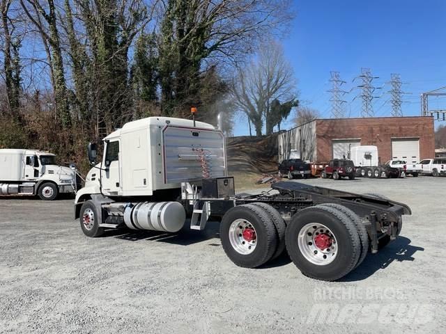 Mack CXU613 Trekkers