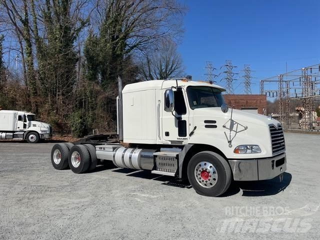 Mack CXU613 Trekkers