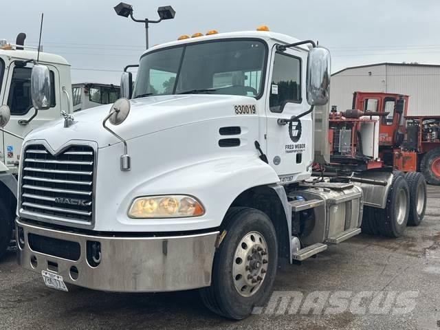 Mack CXU613 Trekkers