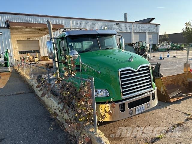 Mack CXU613 Trekkers