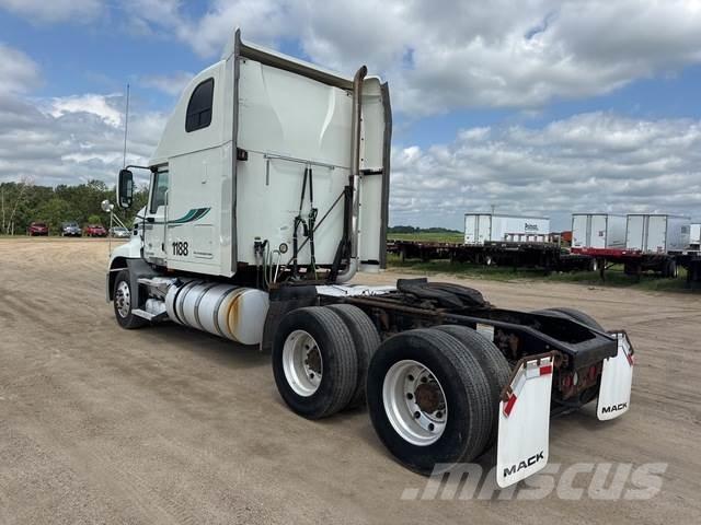 Mack CXU613 Trekkers