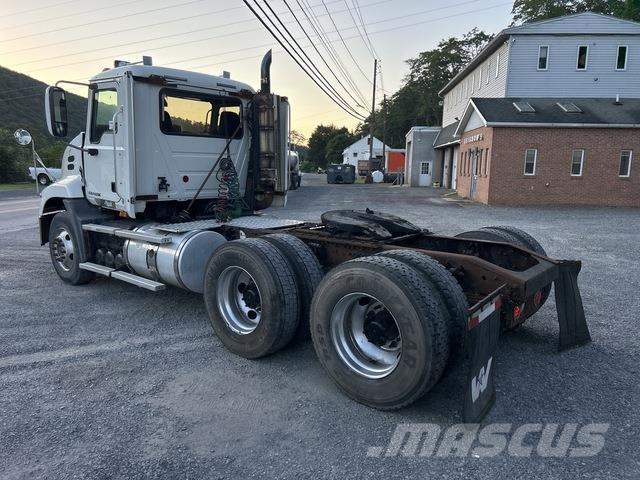 Mack CXU613 Trekkers
