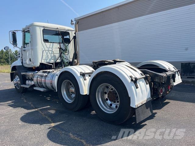 Mack CXU613 Trekkers