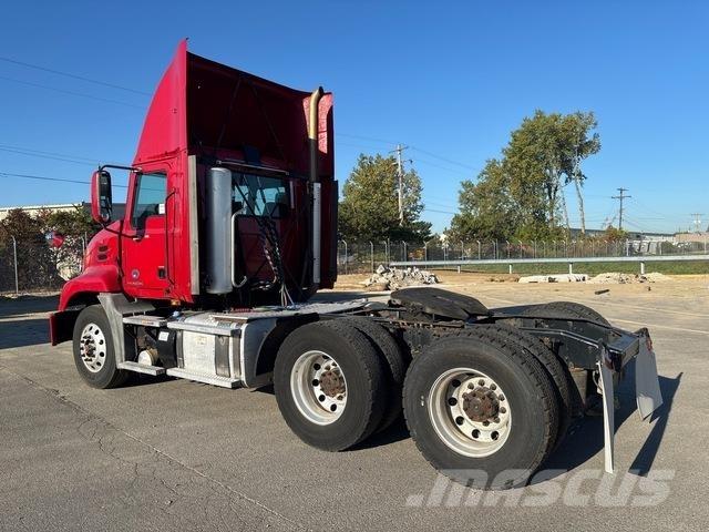 Mack CXU613 Trekkers