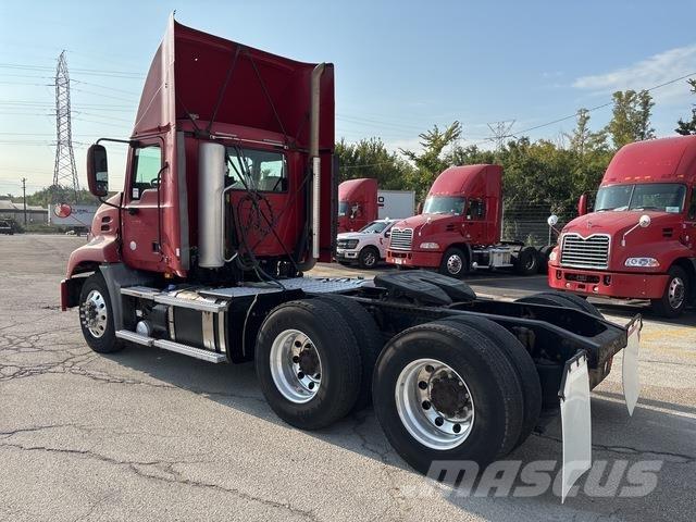Mack CXU613 Trekkers