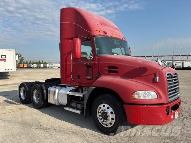 Mack CXU613 Trekkers