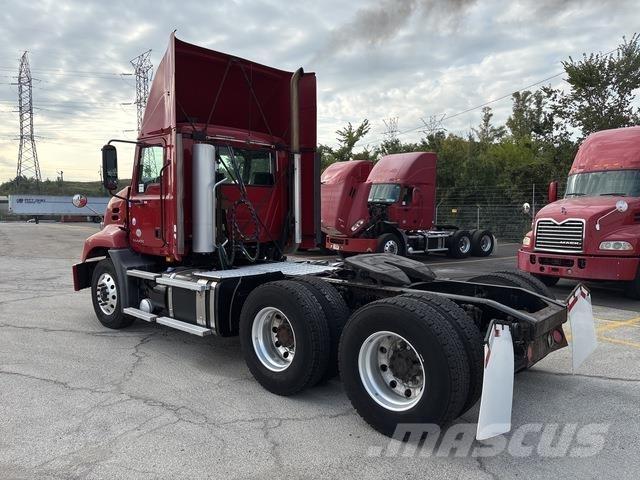 Mack CXU613 Trekkers