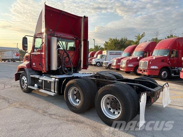 Mack CXU613 Trekkers