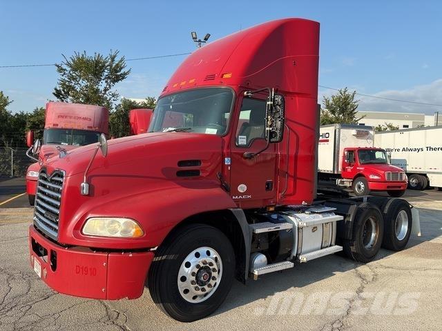Mack CXU613 Trekkers