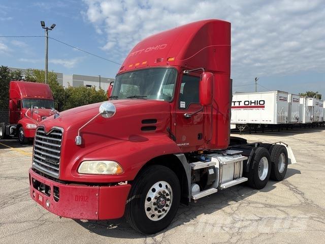 Mack CXU613 Trekkers