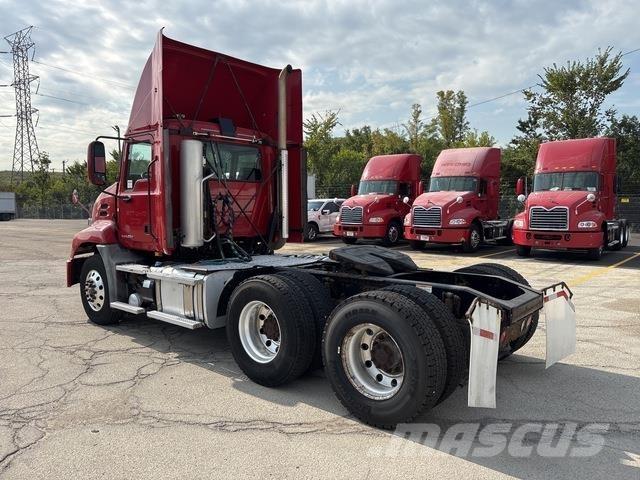 Mack CXU613 Trekkers