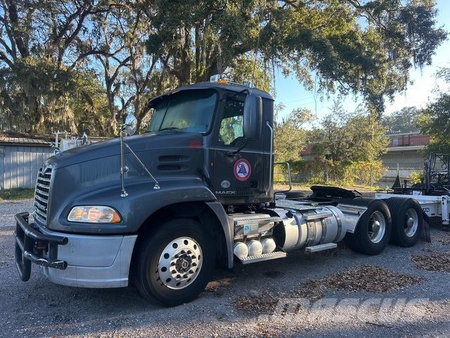 Mack CXU613 Trekkers