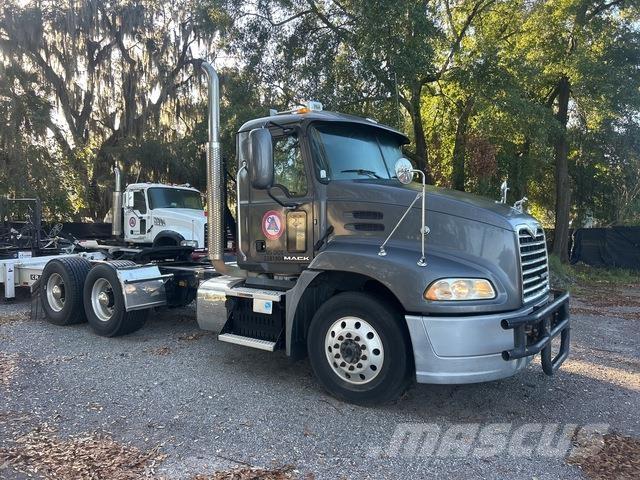 Mack CXU613 Trekkers