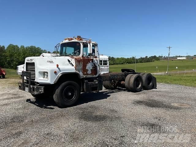 Mack DM690S Trekkers