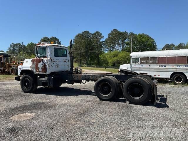 Mack DM690S Trekkers
