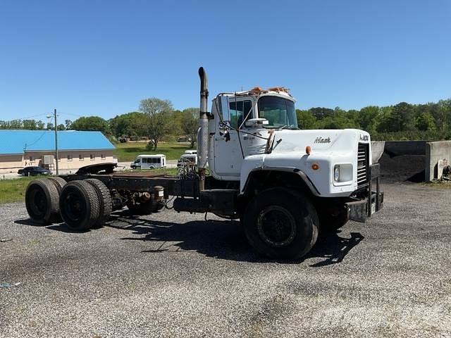 Mack DM690S Trekkers