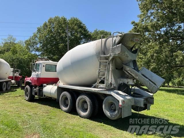 Mack DM690S Anders
