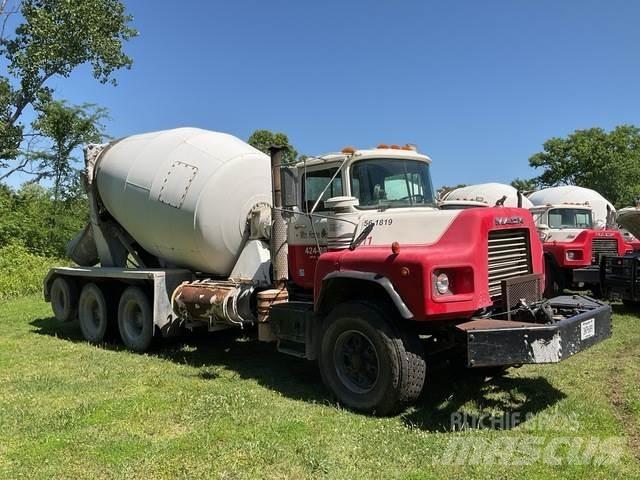 Mack DM690S Anders