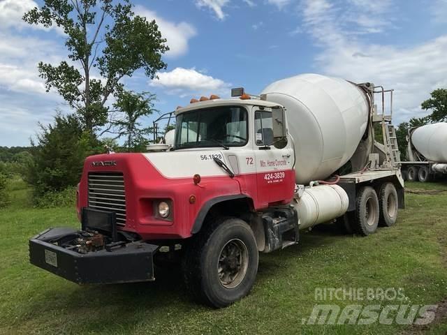 Mack DM690S Anders