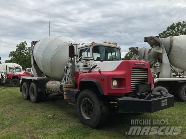 Mack DM690S Anders