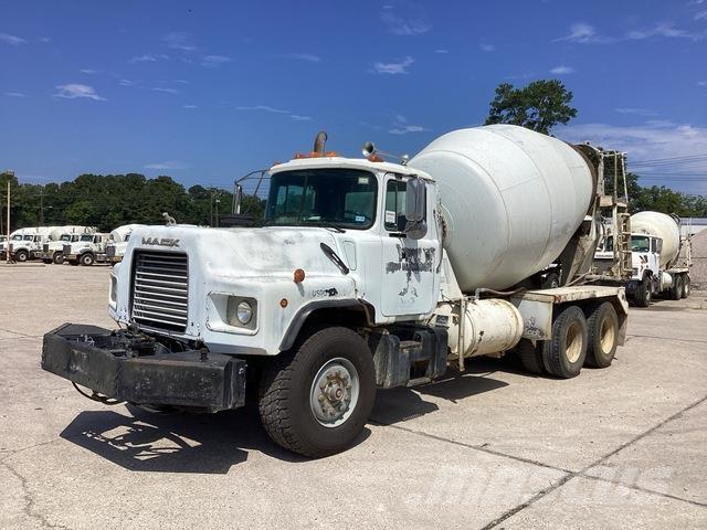 Mack DM690S Anders