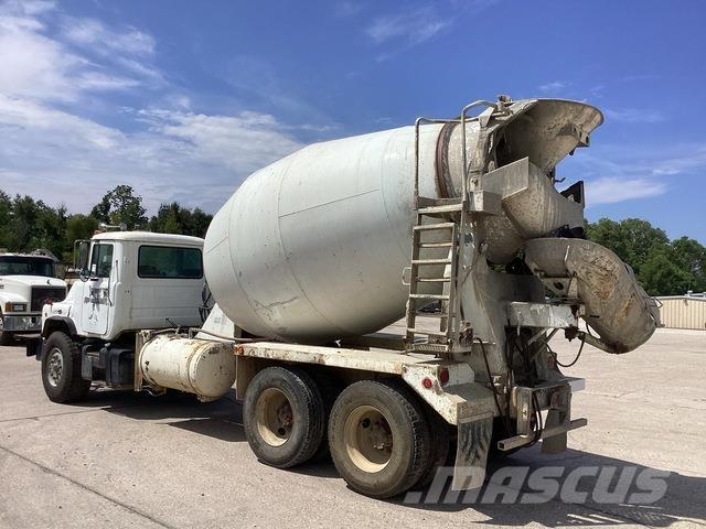 Mack DM690S Anders