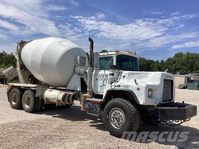 Mack DM690S Anders