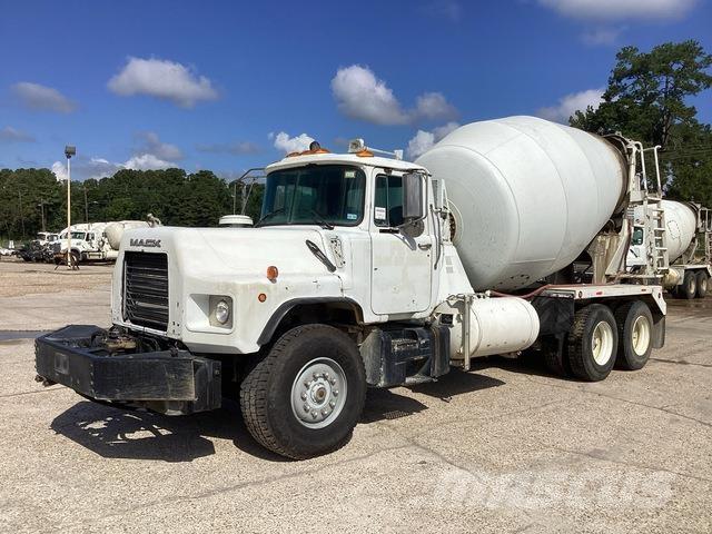 Mack DM690S Anders