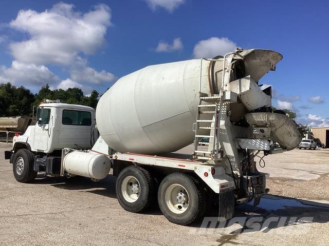 Mack DM690S Anders
