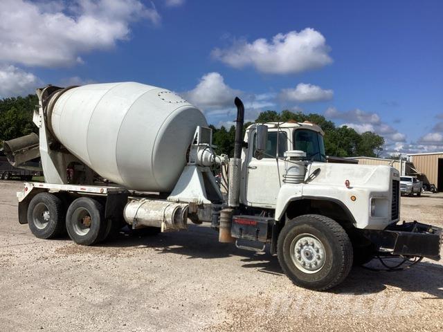 Mack DM690S Anders