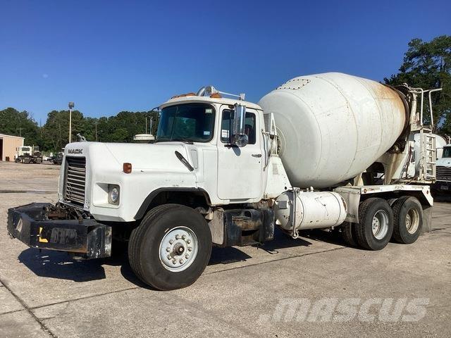 Mack DM690S Anders