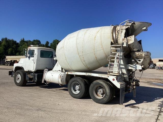 Mack DM690S Anders